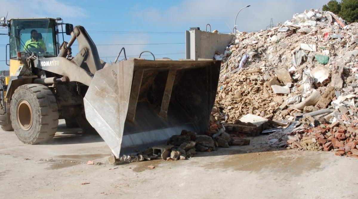 Maquinaria pesada traslada restos de demoliciones en complejo