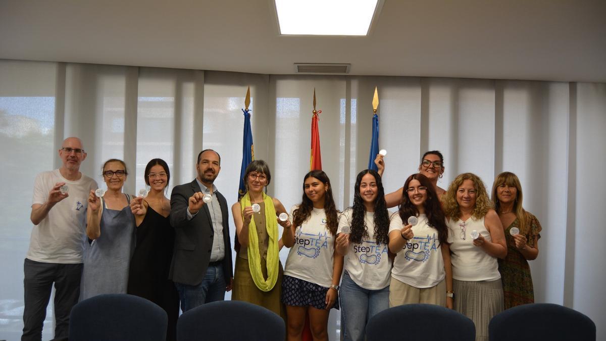 El alcalde, Guillermo Luján, felicita a las jóvenes.