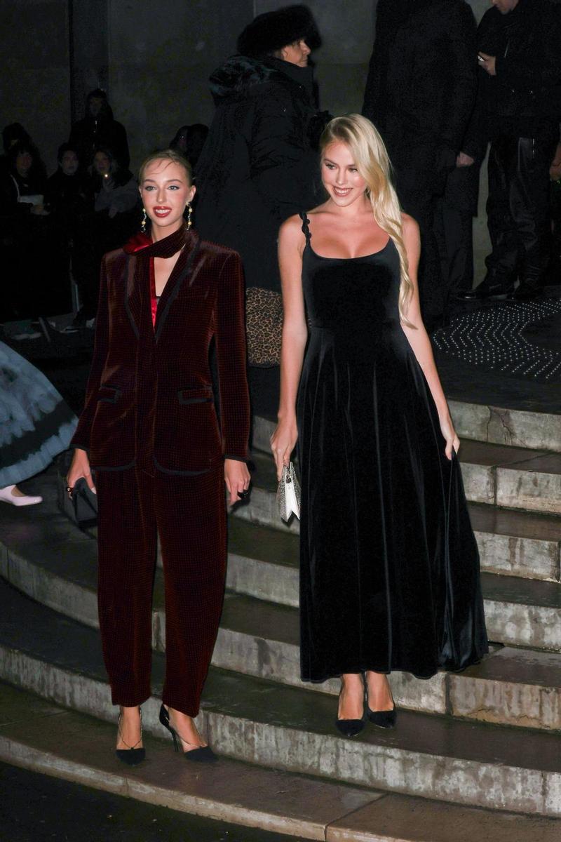 Carolina de Borgón y María Chiara de Borbón en el desfile de  Giorgio Armani en la París Fashion Week 2024