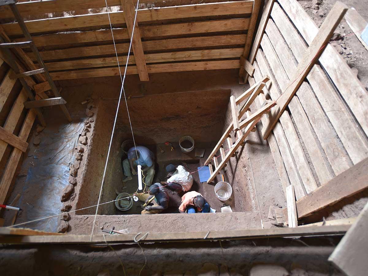 Excavación de la tumba en la cueva