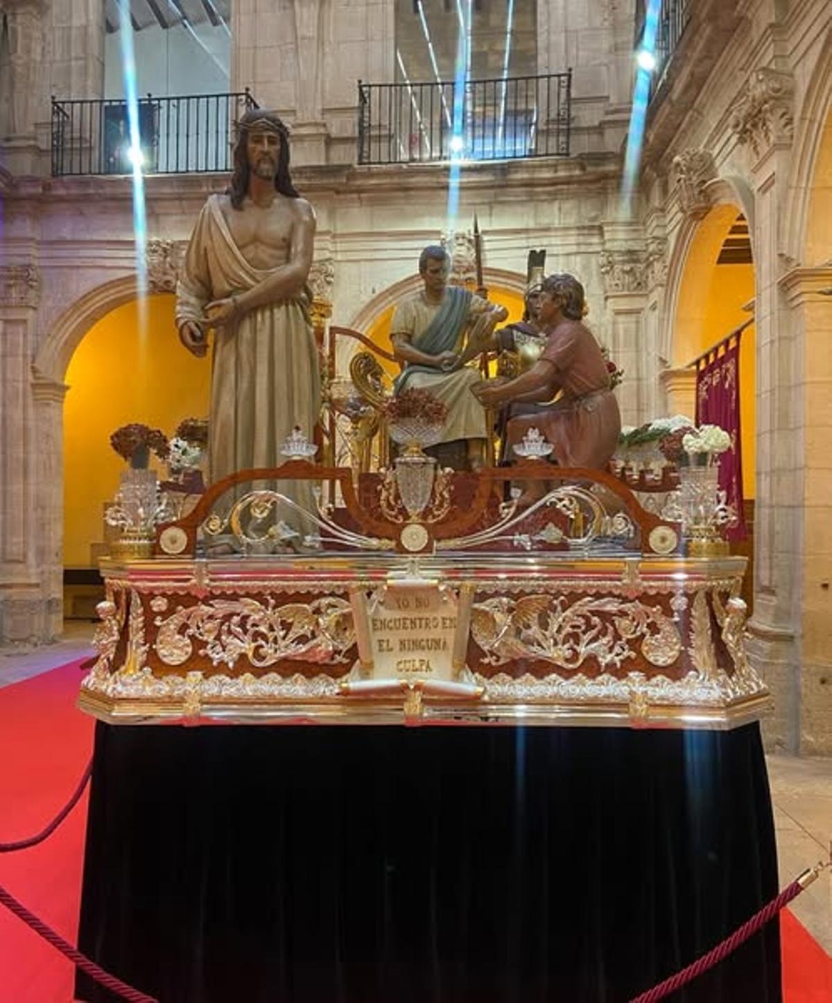 El trono de La Sentencia de la Cofradía Ecce Homo de Orihuela