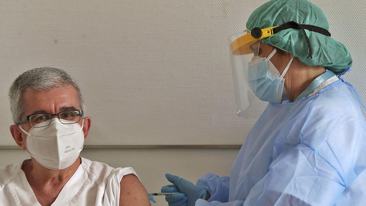 La campaña de vacunación sigue en España; en la imagen, en un hospital de Valencia. |   // LVC