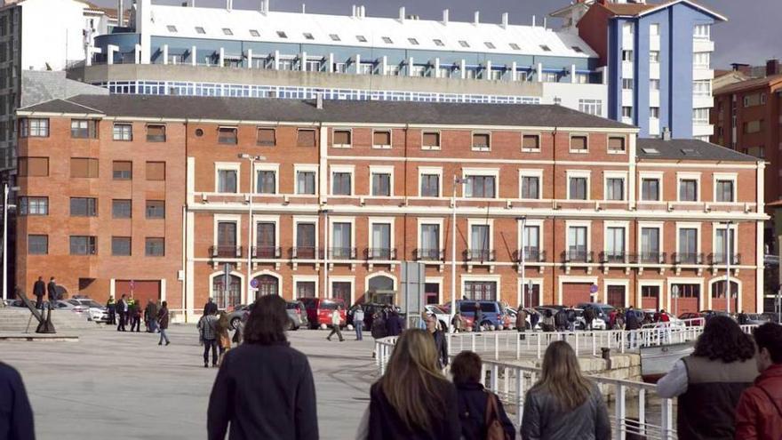 En el centro de la imagen, el edificio en el que se prevé abrir un hotel.