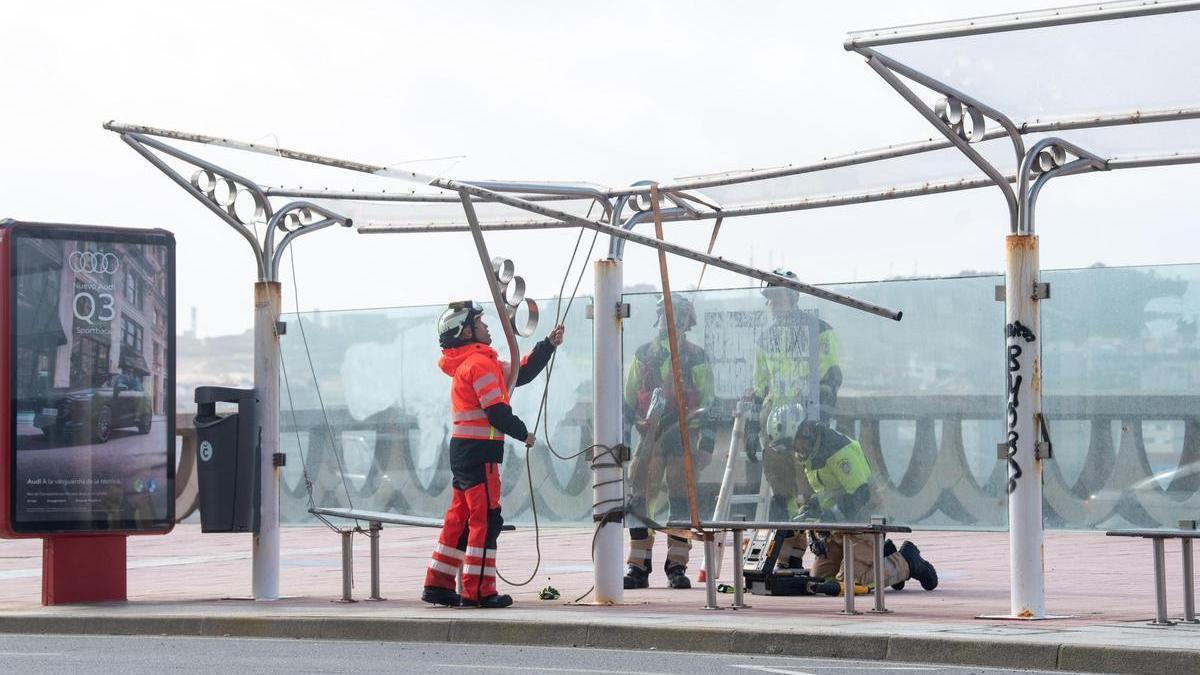 El viento levanta una marquesina frente a la Casa de los Peces