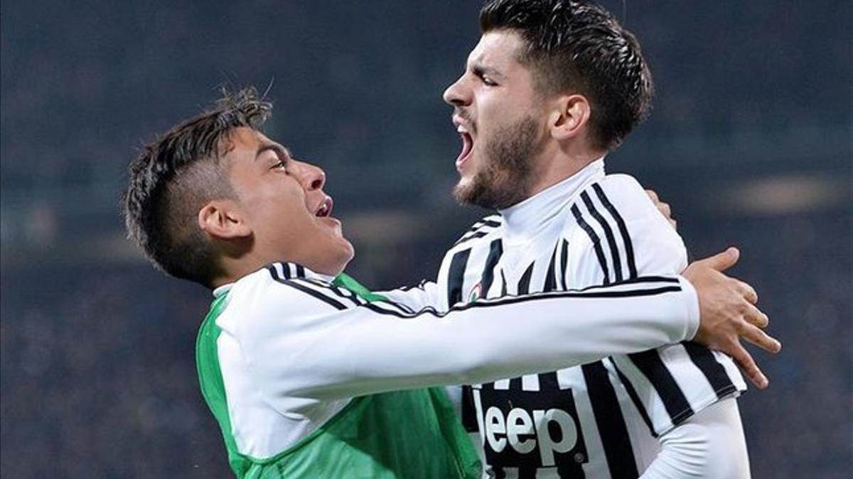 Dybala se abraza a Morata tras un gol de la Juventus