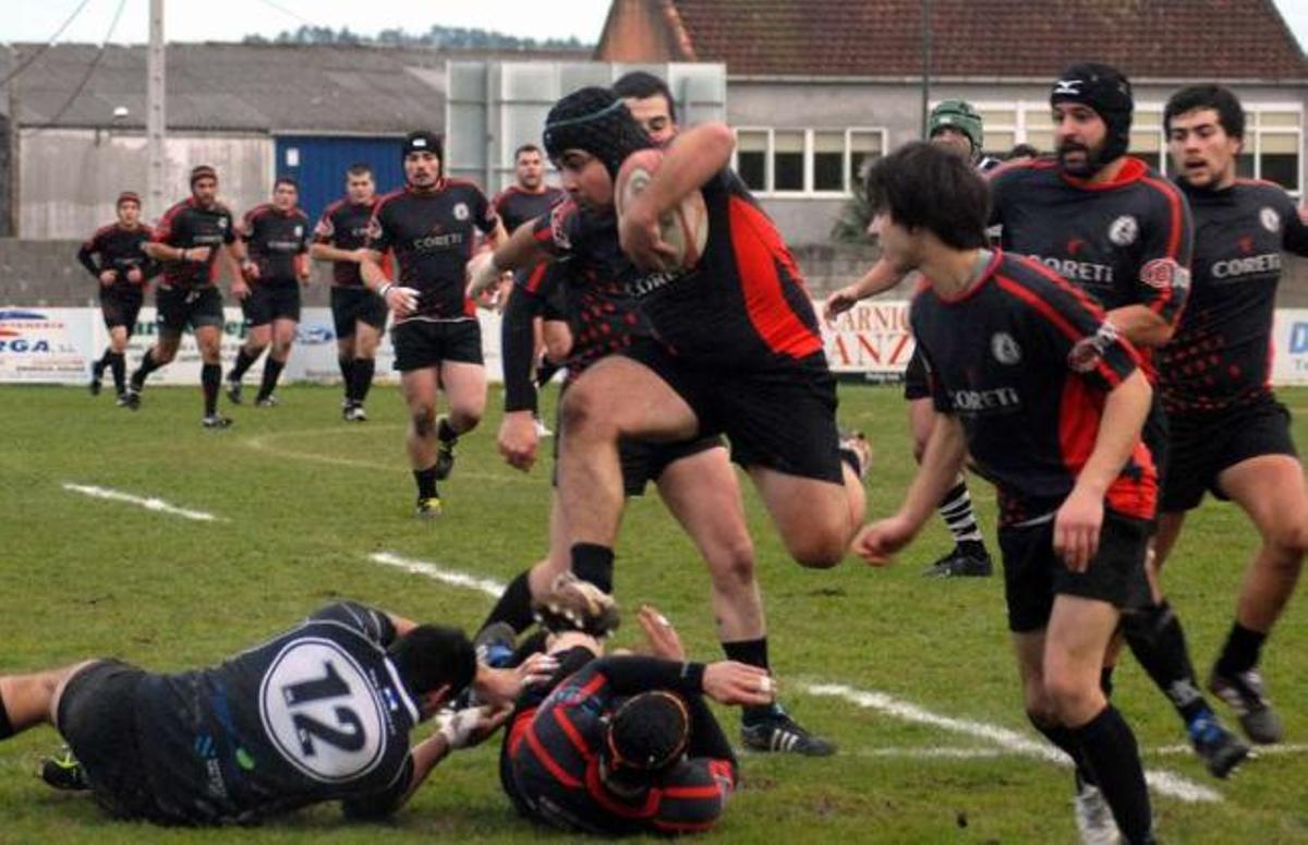 Un jugador del Coreti conduce el ataque abellón en un partido anterior. // Bernabé/Javier Lalín