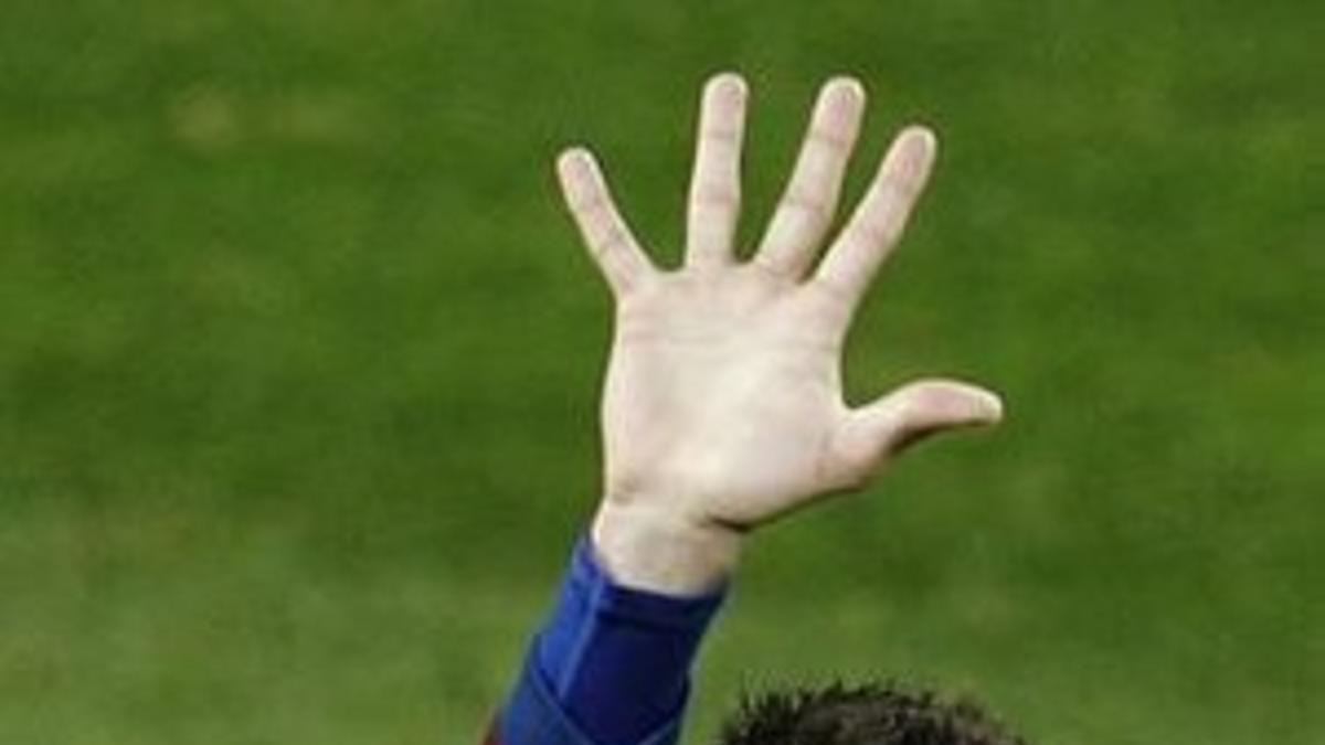 Piqué celebra con la 'manita' los cinco goles que el Barça marcó al Real Madrid en el Camp Nou, el 29 de noviembre del 2010.