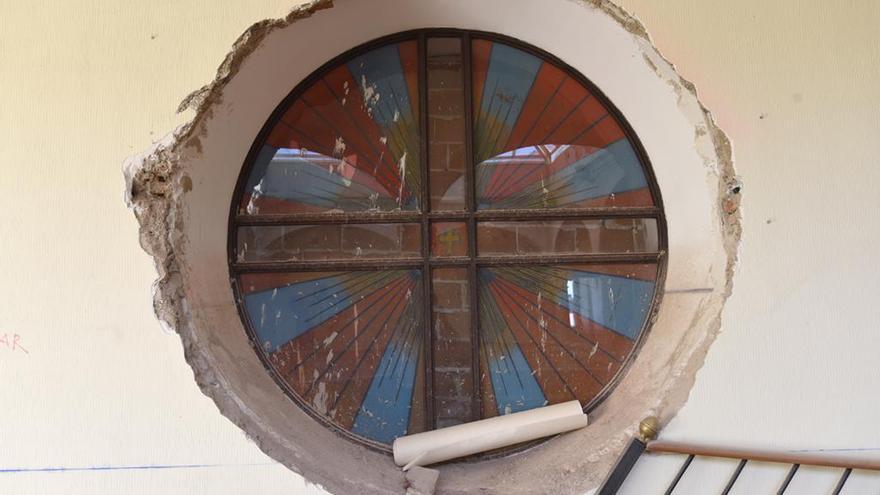 Las obras de la Casa Pereros de Cáceres dejan al descubierto vidrieras, una hornacina y nuevos arcos