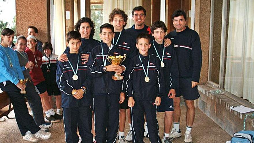 Carreño, cuarto por la izquierda, junto a unos compañeros. 