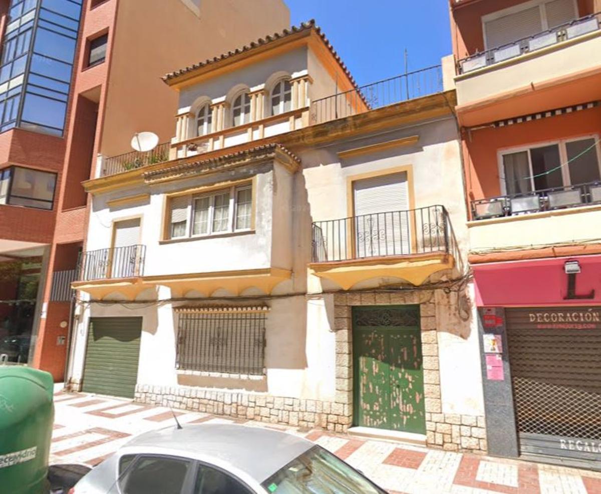 Fachada de la vivienda de los años 50 antes de su demolición.