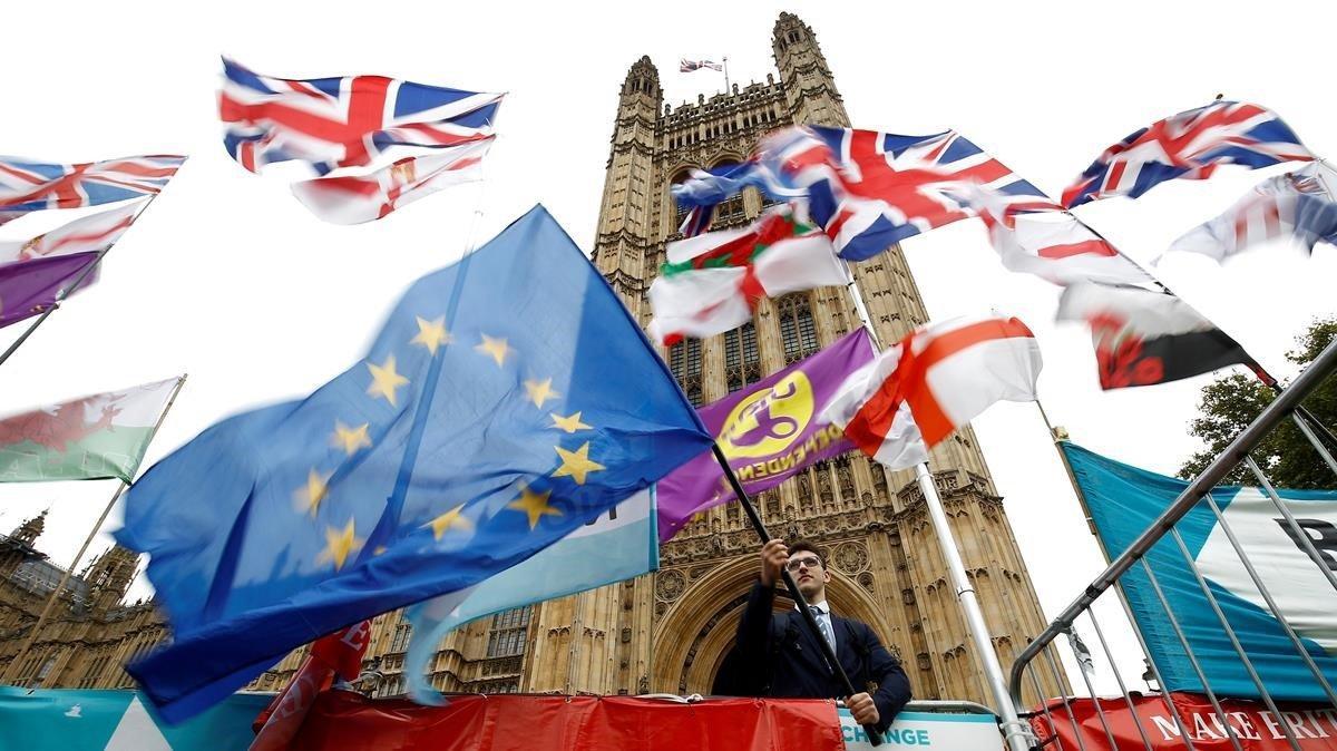 zentauroepp50617595 file photo  an anti brexit protester waves an eu flag outsid191028101359