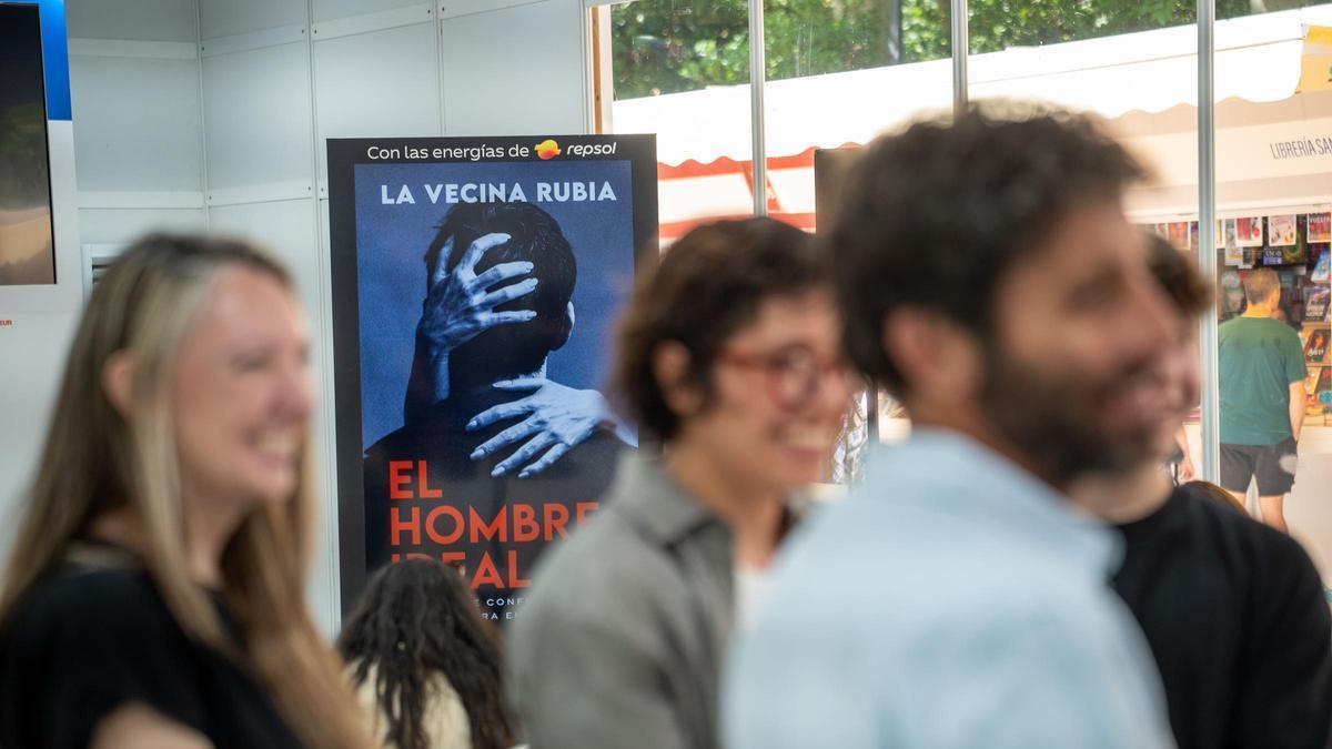Anuncio de la portada de la nueva novela de La Vecina Rubia, 'El hombre ideal', en la Feria del Libro de Madrid