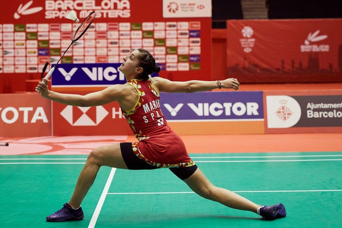 GRAF4835. BARCELONA (ESPAÑA), 23/02/2020.- La española Carolina Marín devuelve el volante a la tailandesa Pornpawee Chochuwong, durante la final del Barcelona Spain Masters de bádminton que se disputa en Barcelona. EFE/Alejandro García