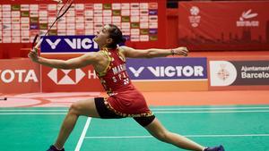 GRAF4835. BARCELONA (ESPAÑA), 23/02/2020.- La española Carolina Marín devuelve el volante a la tailandesa Pornpawee Chochuwong, durante la final del Barcelona Spain Masters de bádminton que se disputa en Barcelona. EFE/Alejandro García