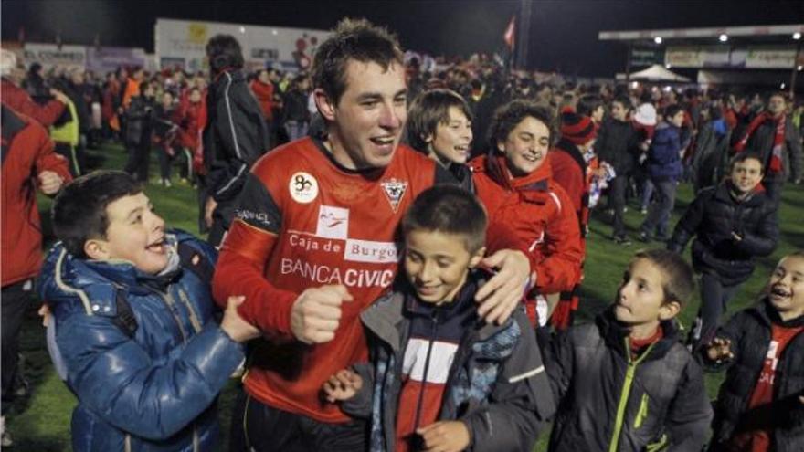 Aficionados de todas las edades invadieron el césped del municipal de Anduva para celebrar el paso a semifinales con los jugadores del Mirandés.