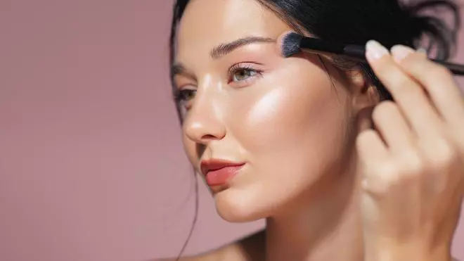 El truco de TikTok para hacerte un lifting casero con solo un gloss y un iluminador