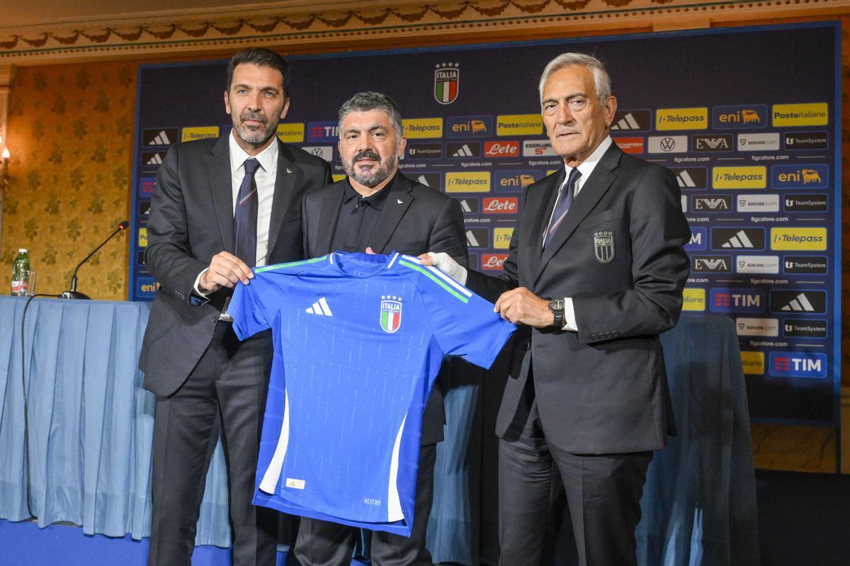 Gennaro Gattuso, between Gianluigi Buffon, head of the Italian team, and Gabriele Gravina, president of the Federation, pose with the national team's shirt.