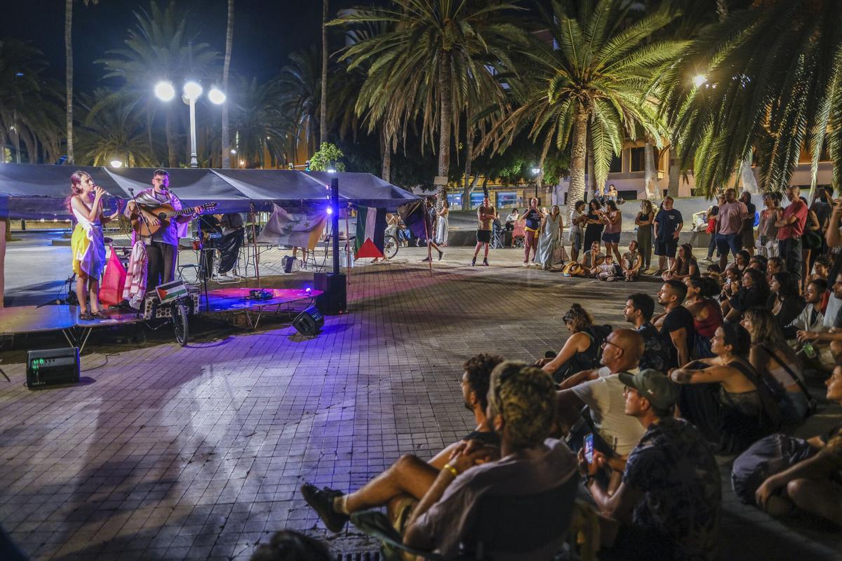 Conciertos en el segundo día de la acampada por la vivienda en la Plaza de La Feria, en Las Palmas de Gran Canaria