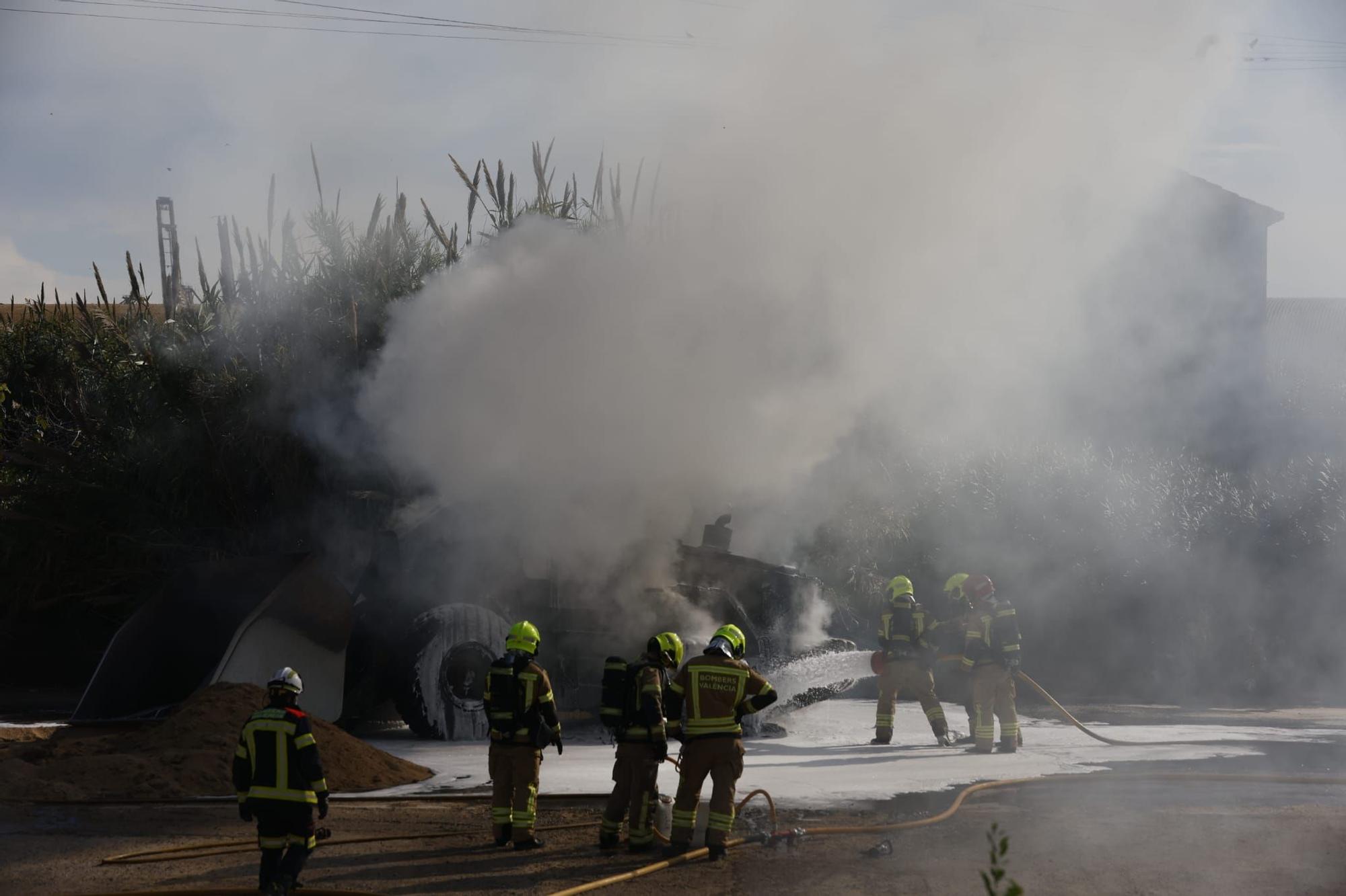Incendio en Valencia hoy; arde una excavadora en Nazaret
