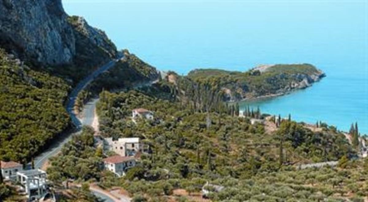 Una serpentejant carretera travessa els mars d’oliveres i xiprers enganxats a la costa, a Mani. Una serpentejant carretera travessa els mars d’oliveres i xiprers enganxats a la costa, a Mani.