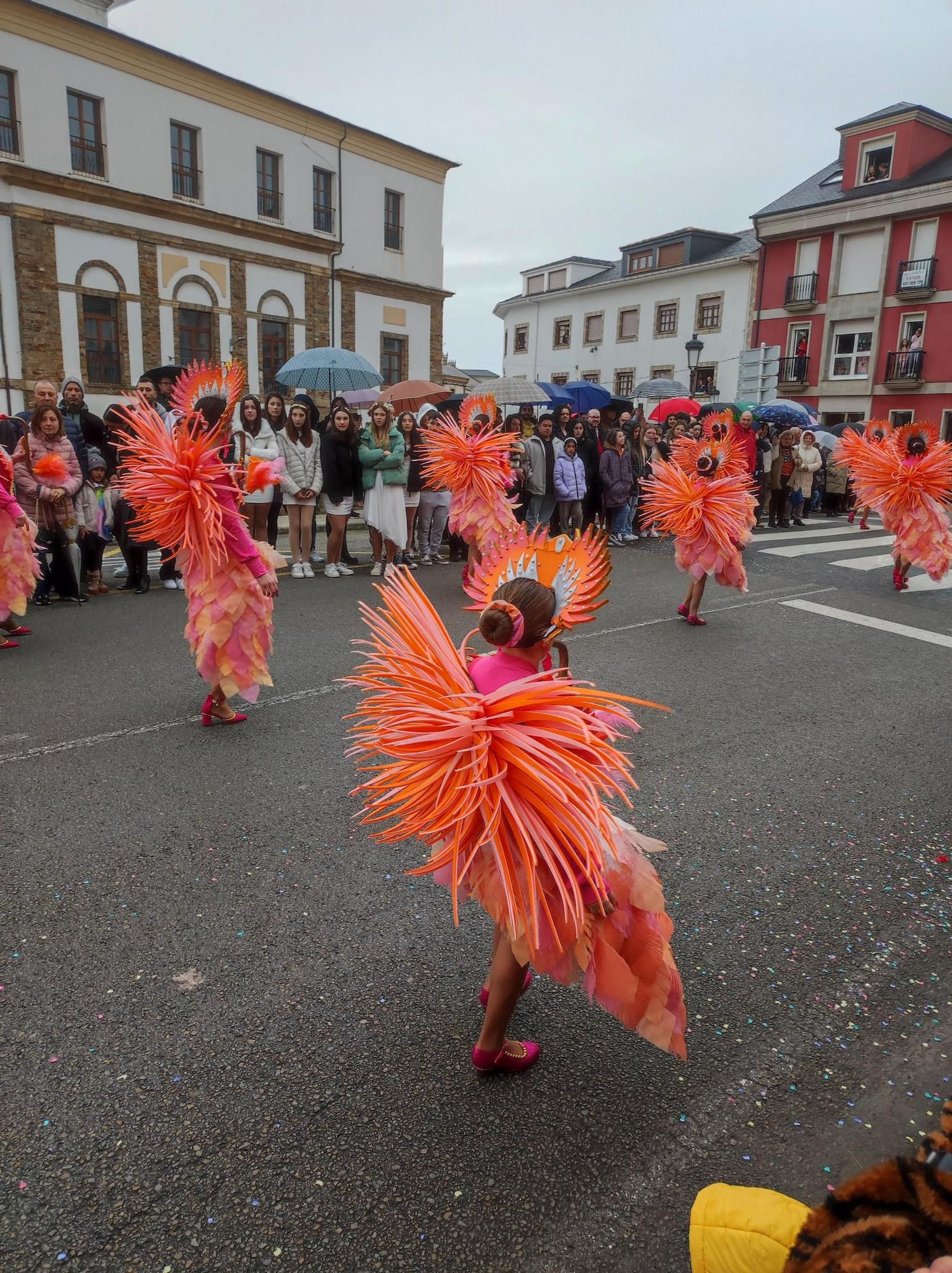 En imágenes: Las calles de Tapia se llenan para ver su vistoso desfile de Carnaval