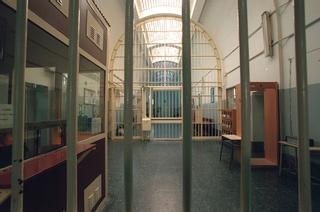 Prisiones privatiza la atención sanitaria en cárceles por la falta de médicos
