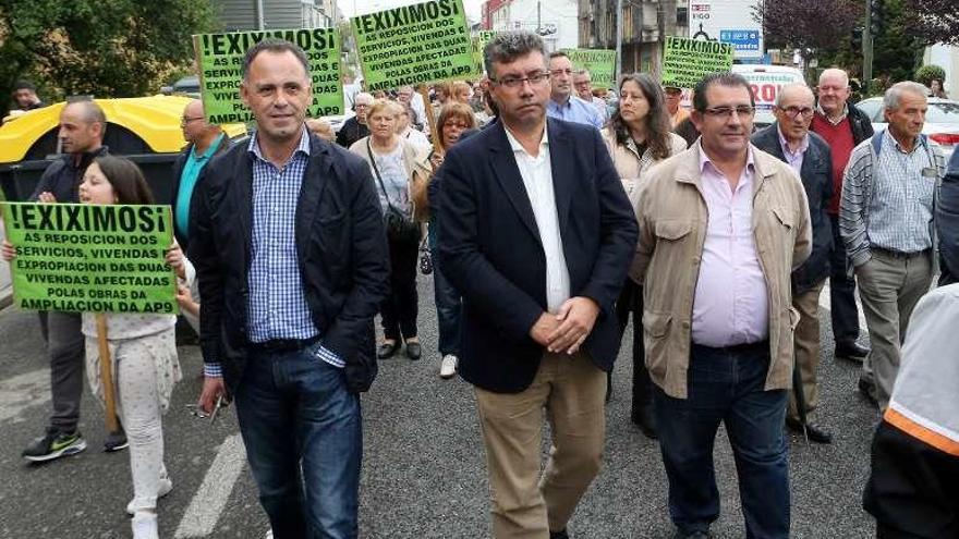 El alcalde Javier Bas, entre los ediles Arturo Glez. y M.A. Álvarez. // MGB