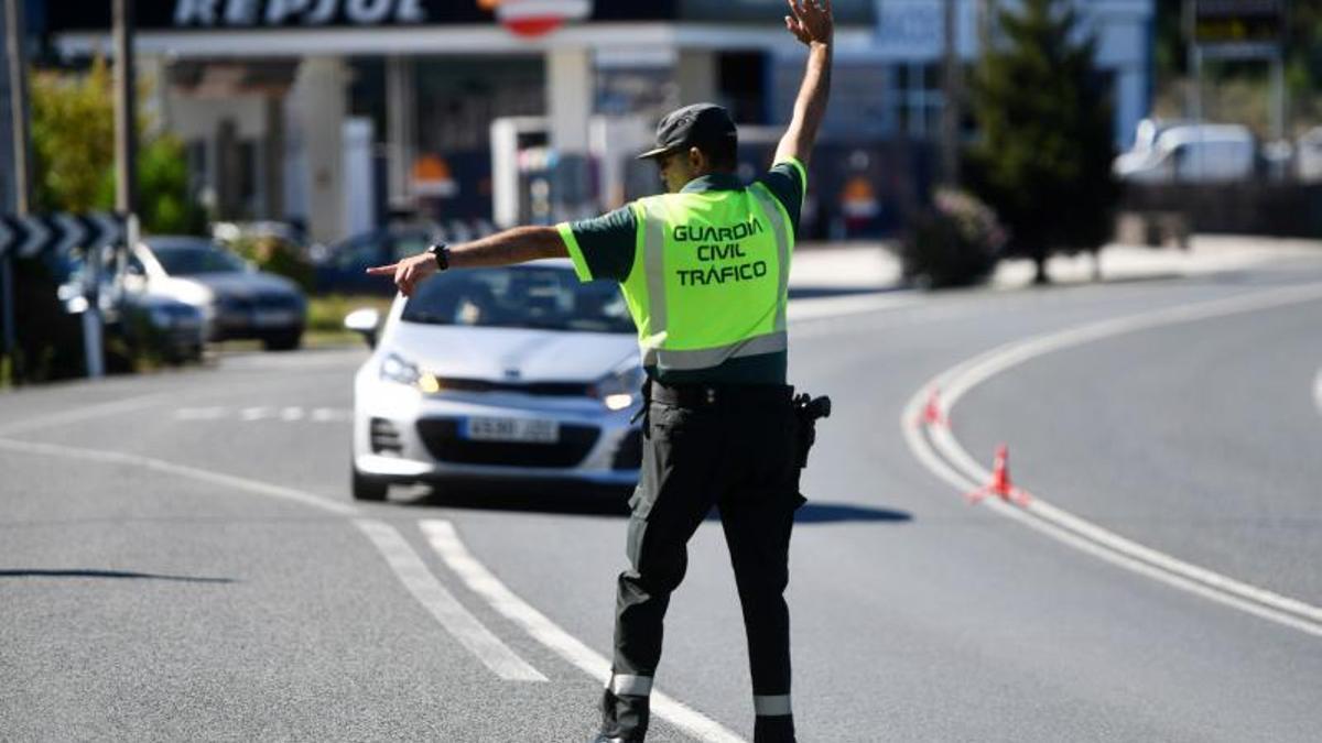 Un guardia civil en un control aleatorio de tráfico en la zona de Pontevedra.