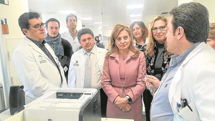 La consejera de Salud conoce la reforma de los laboratorios del hospital comarcal