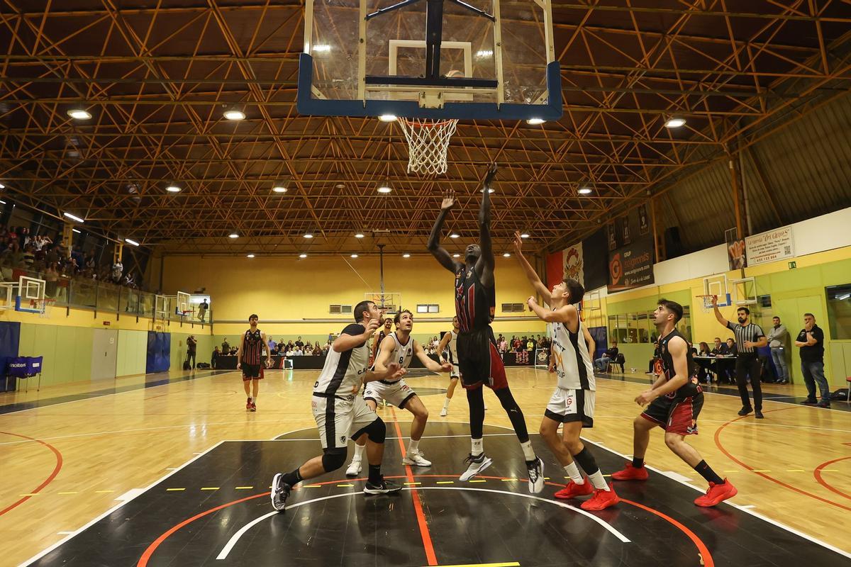 Lamin Dibba a punt d'agafar un rebot al Paveló Vell