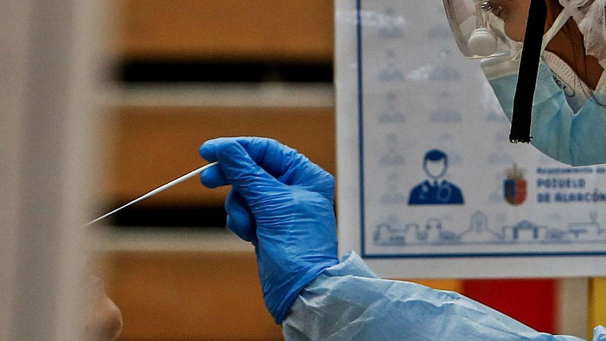 Una sanitaria toma la muestra de un test de antígenos a un paciente. |   // E. P.