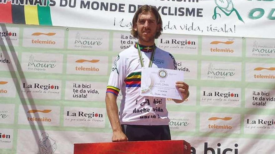 Jacobo Ucha, ayer en lo más alto del podio de la cita ciclista en Baños de Molgas. // FDV
