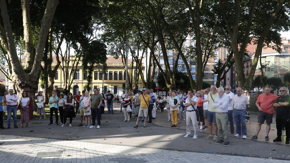 Una concentración vecinal contra los malos olores en La Felguera.