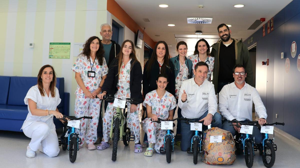 Bicicletas y regalos para los niños ingresados en Can Misses por el 25 aniversario de la Vuelta a Ibiza MTB
