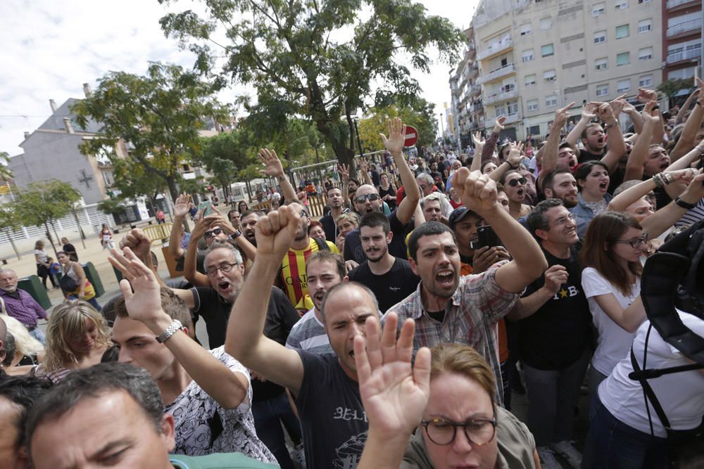 Multitudinaria concentración en Barcelona en protesta por las cargas del 1-O