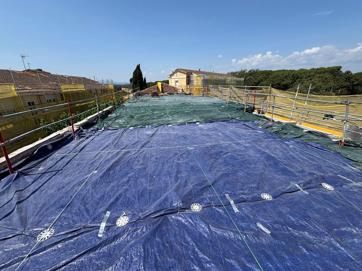 La coberta de l'edifici en rehabilitació desallotjat per les pluges a Caldes.