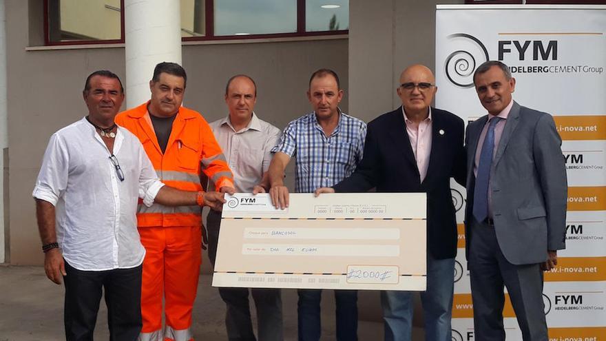 Momento de la entrega del cheque a Bancosol.