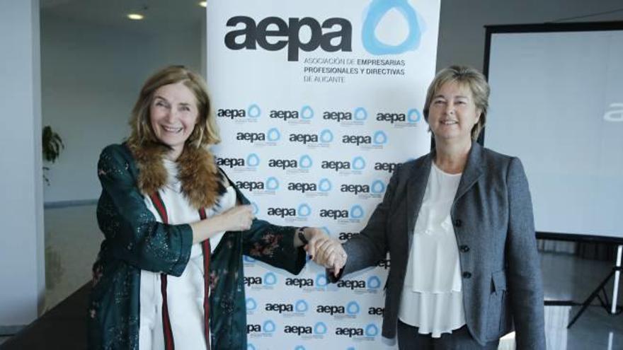 María José Bernabéu da el testigo de la presidencia de Aepa a Marcela Fernández.