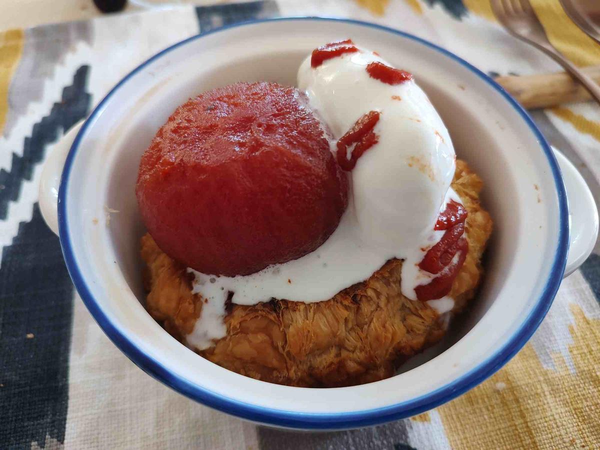 Tatin de tomate con almíbar de tomillo y helado de queso.