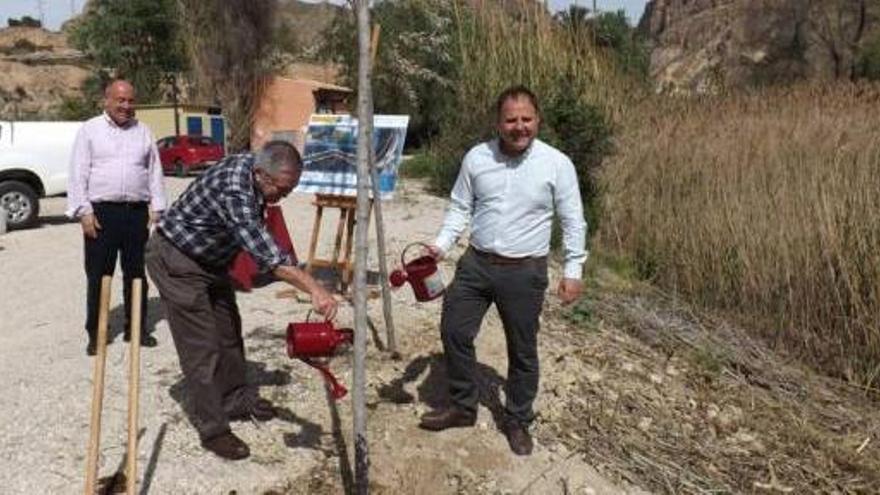 Trabajos junto a la orilla del río