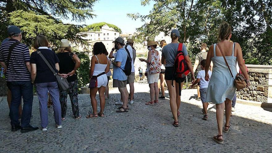 A l&#039;esquerra, una visita guiada, i a la dreta, turistes ahir a Besalú.