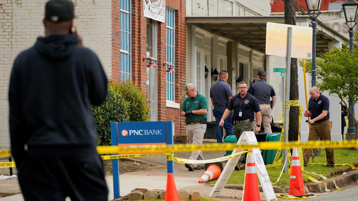 Agentes de policía investigan lo ocurrido tras el tiroteo en Alabama en un cumpleaños adolescente.