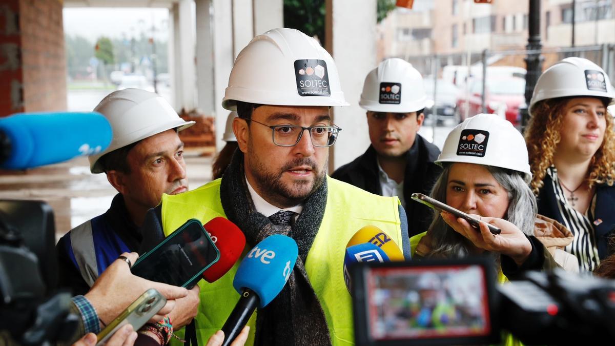 Adrián Barbón, ante los medios.