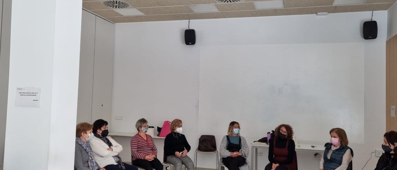 Mujeres de Quart de Poblet en el taller contra el abuso de los ansilíticos.