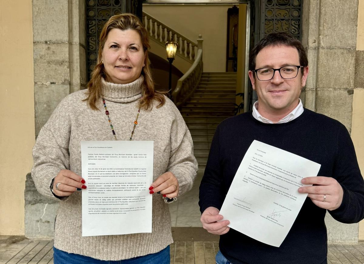 La socialista Patricia Puerta y el valencianista Ignasi Garcia, en la puerta del Ayuntamiento de Castelló.