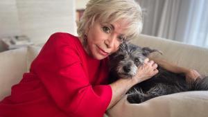 La escritora Isabel Allende con su perrita Perla