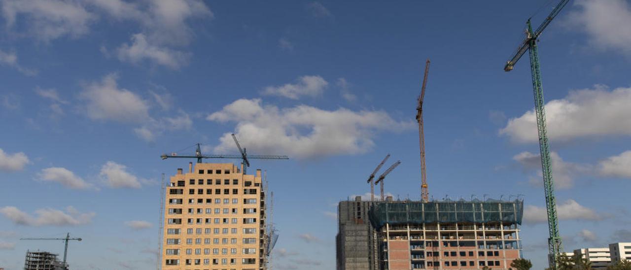 Viviendas en construcción a lo largo del Bulevar Sur de València.