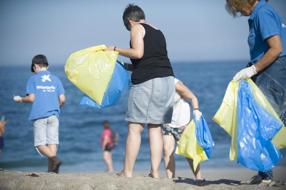 Recogida voluntaria de basura en la playa