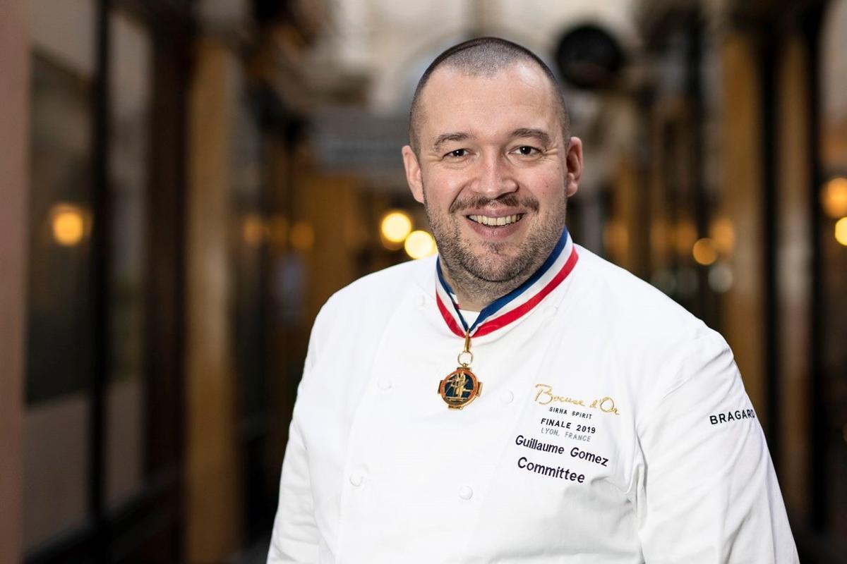 Paris (France), 19/11/2020.- French chef Guillaume Gomez, head chef at France’s Elysee palace, poses for photographs in Paris, France, 19 November 2020 (issued 23 November 2020). Gomez has released a new book on 19 November 2020, entitled ’A la Table des Presidents’ (lit.: At the Table of the Presidents), with a preface by French presidents Sarkozy, Hollande and Macron. (Francia) EFE/EPA/YOAN VALAT