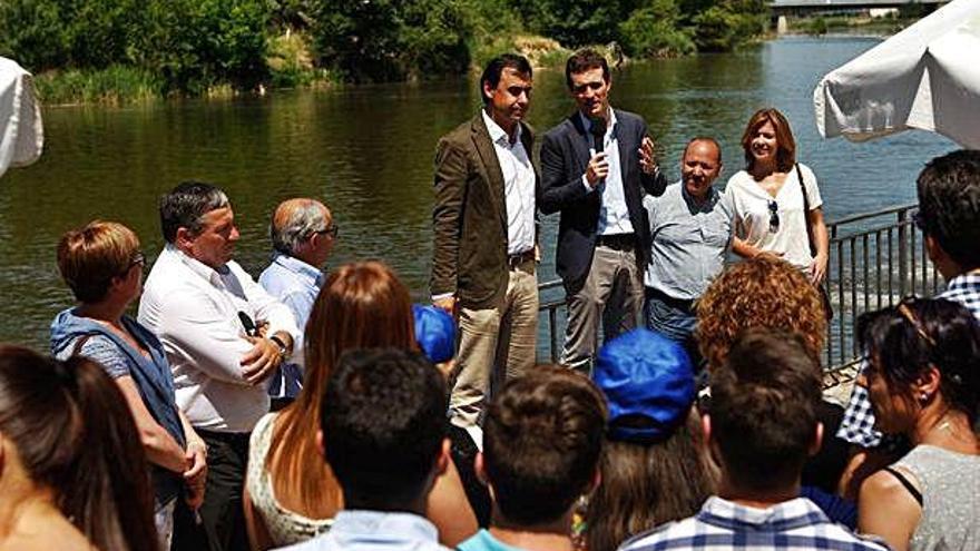 Pablo Casado, junto a Maíllo, en una visita a Zamora durante su campaña a la presidencia del PP.